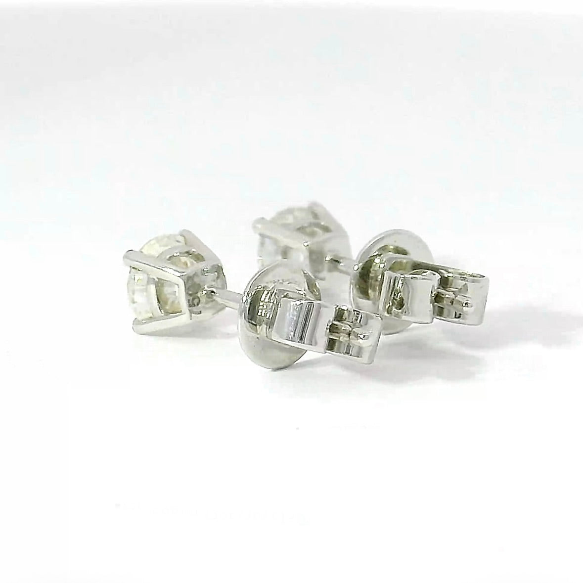 Moderne Brillantstecker in 18 Karat Gelbgold mit hochfeinen Brillanten