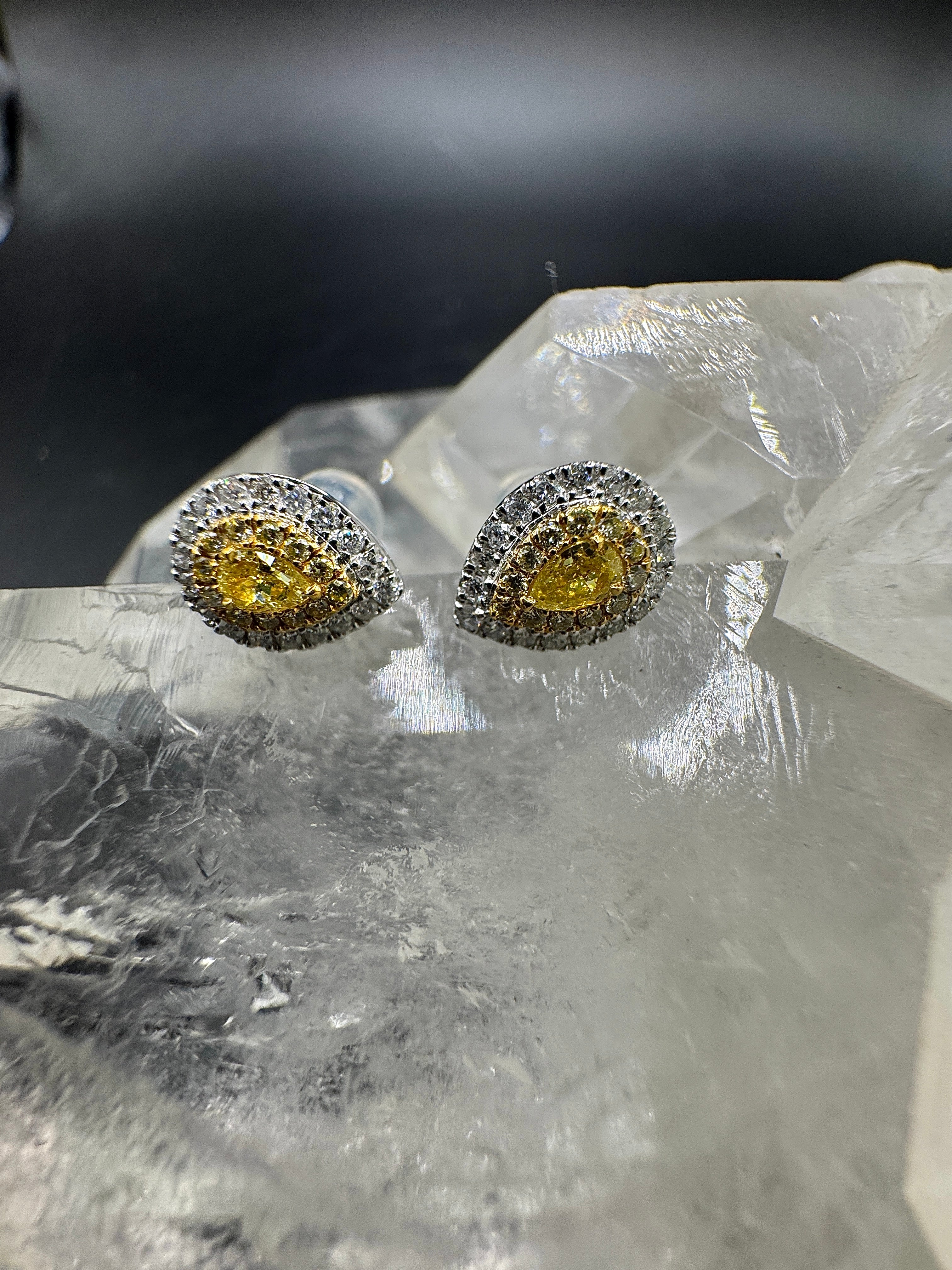 Moderne Brillantstecker in 18 Karat Gelb- und Weißgold mit Fancy Yellow Brillanten