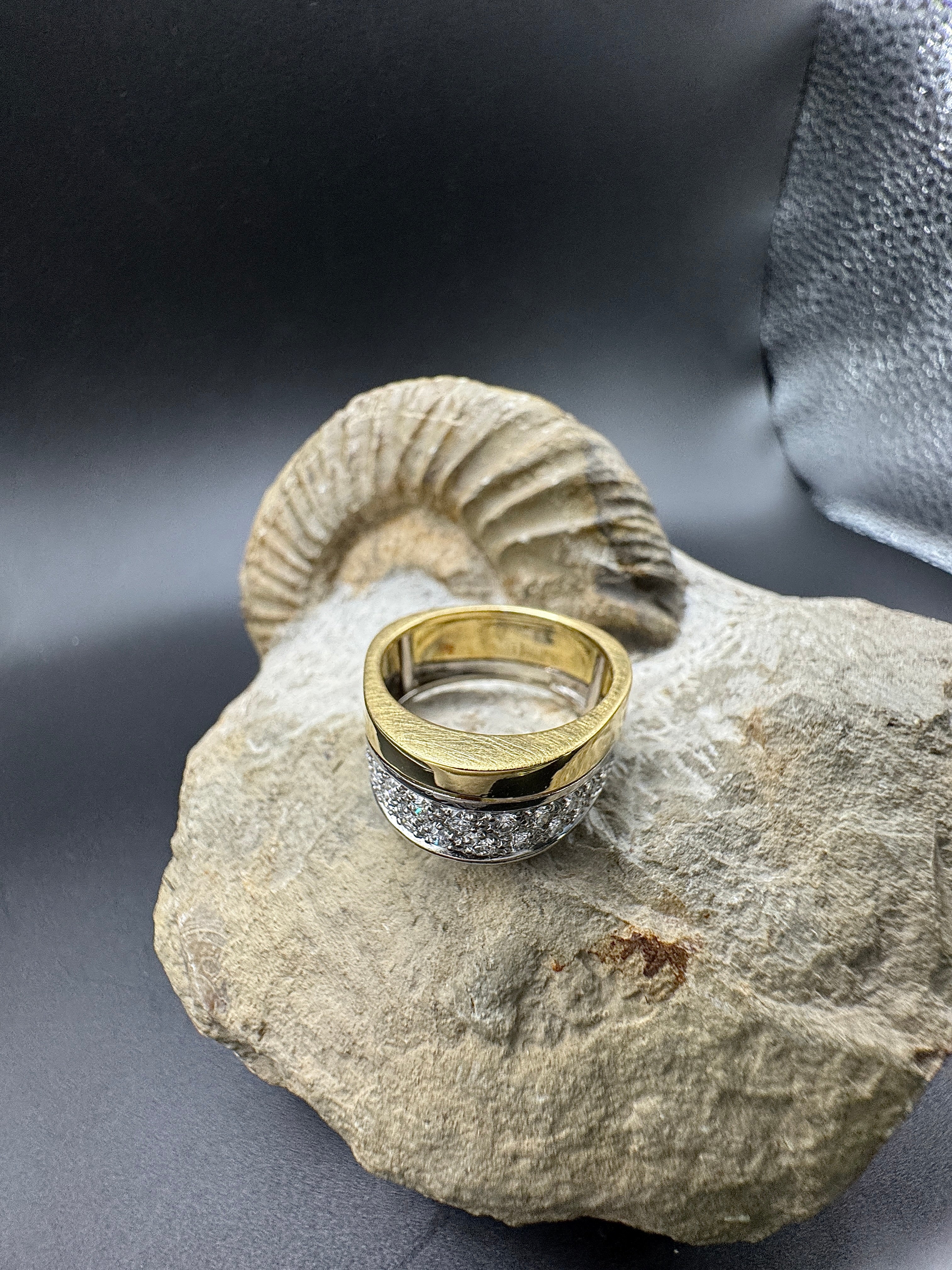 Handgefertigter Bicolor Ring in 18 Karat Gold mit feinen Brillanten