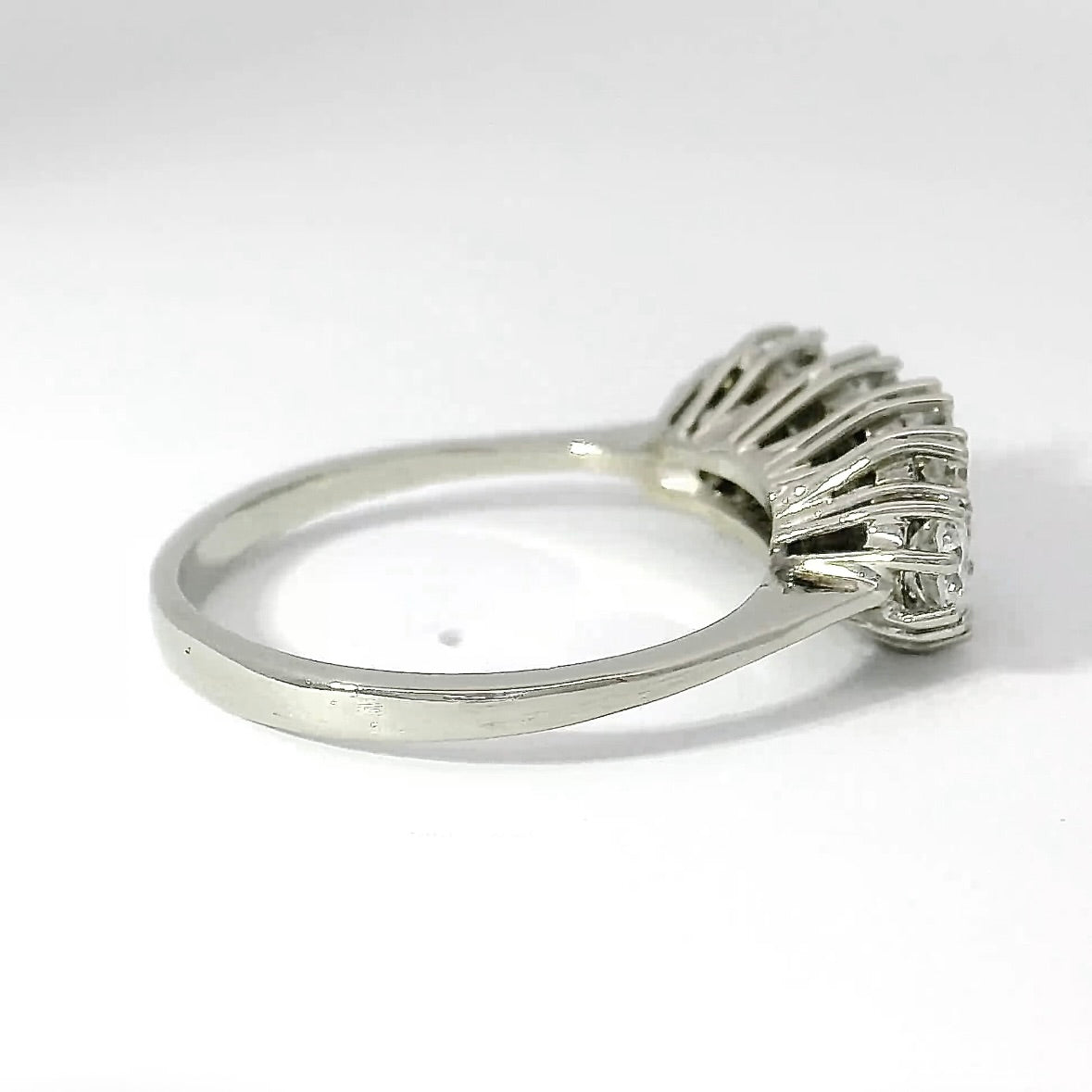 Luminous ring in 18 carat white gold with brilliant-cut & eight-cut diamonds
