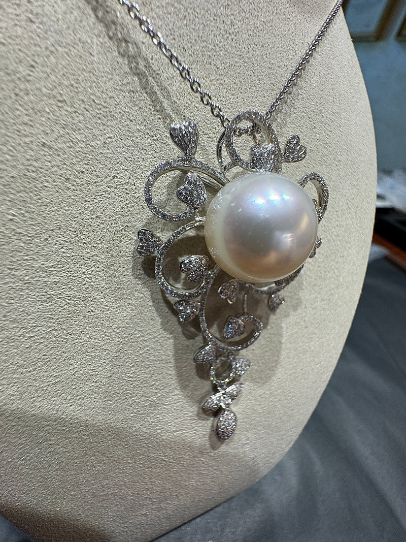 Unique pendant in 18 carat white gold with a large South Sea pearl and brilliant-cut diamonds