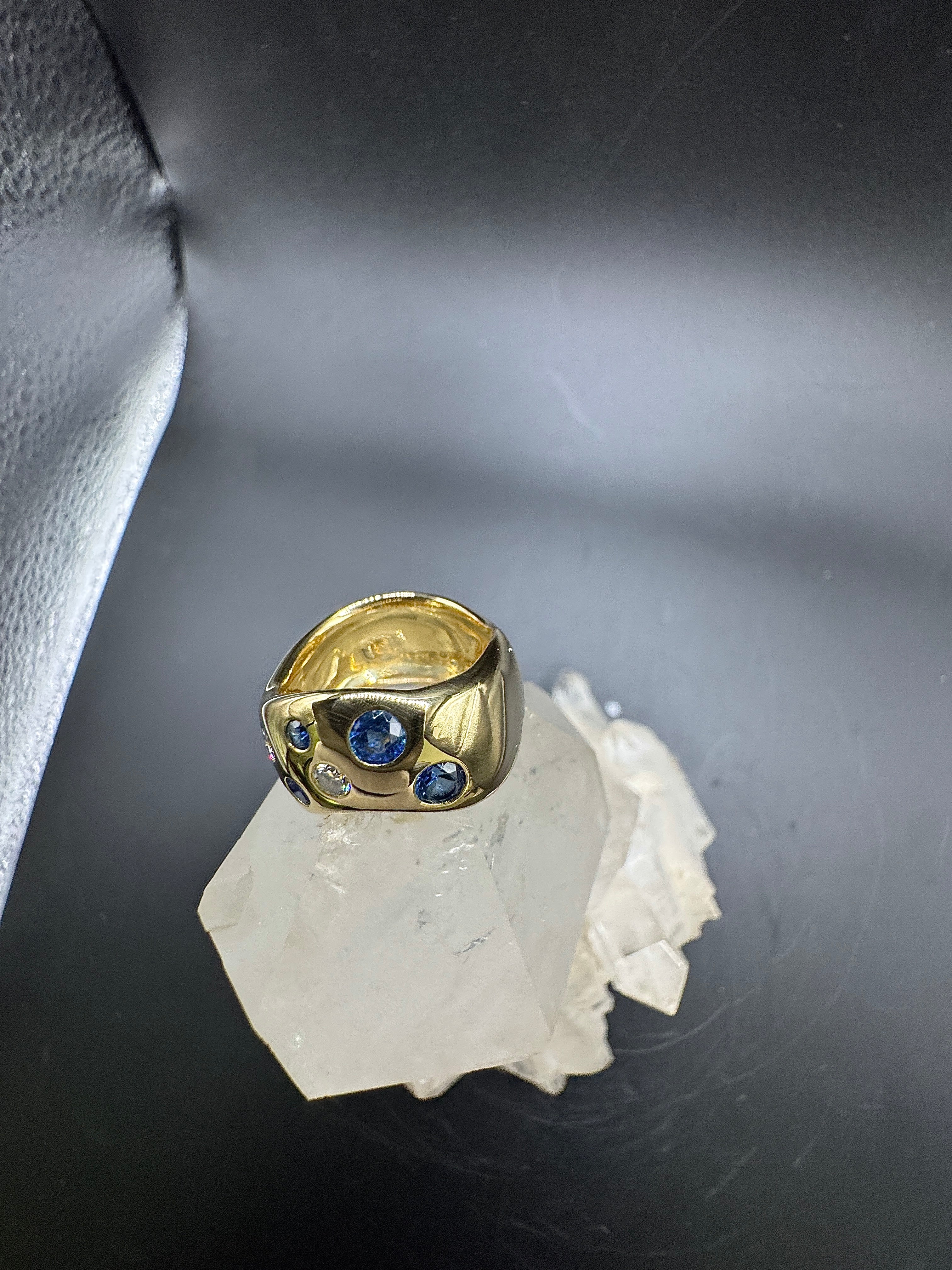 Eleganter Ring in 18 Karat Gelbgold mit Saphiren & Brillanten