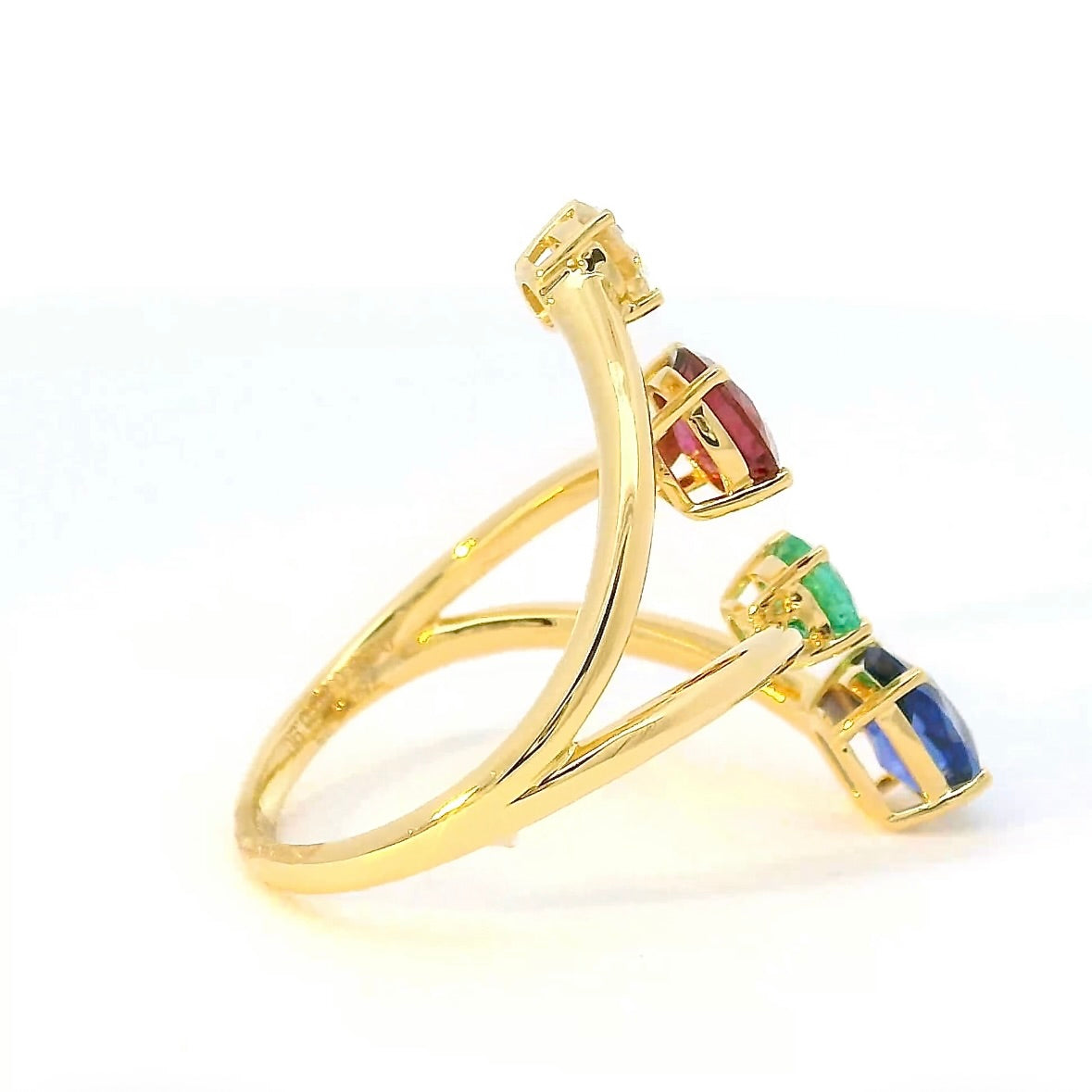Aufregender Ring in 18 Karat Gelbgold mit Smaragd, Rubin, Saphir und Brillant