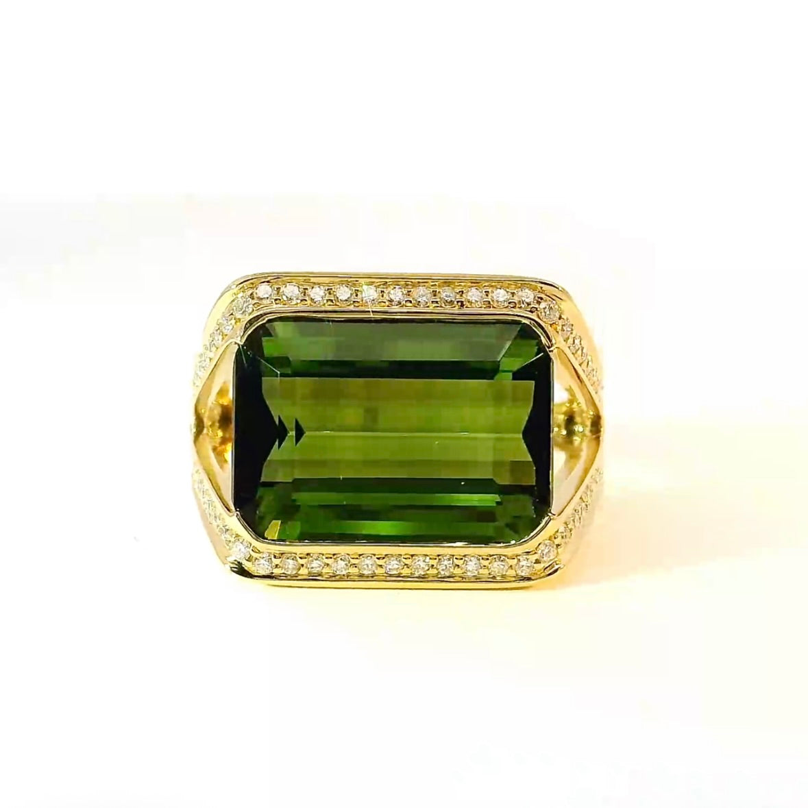 Beeindruckender Ring in 14 Karat Gelbgold mit großem Turmalin & feinen Brillanten