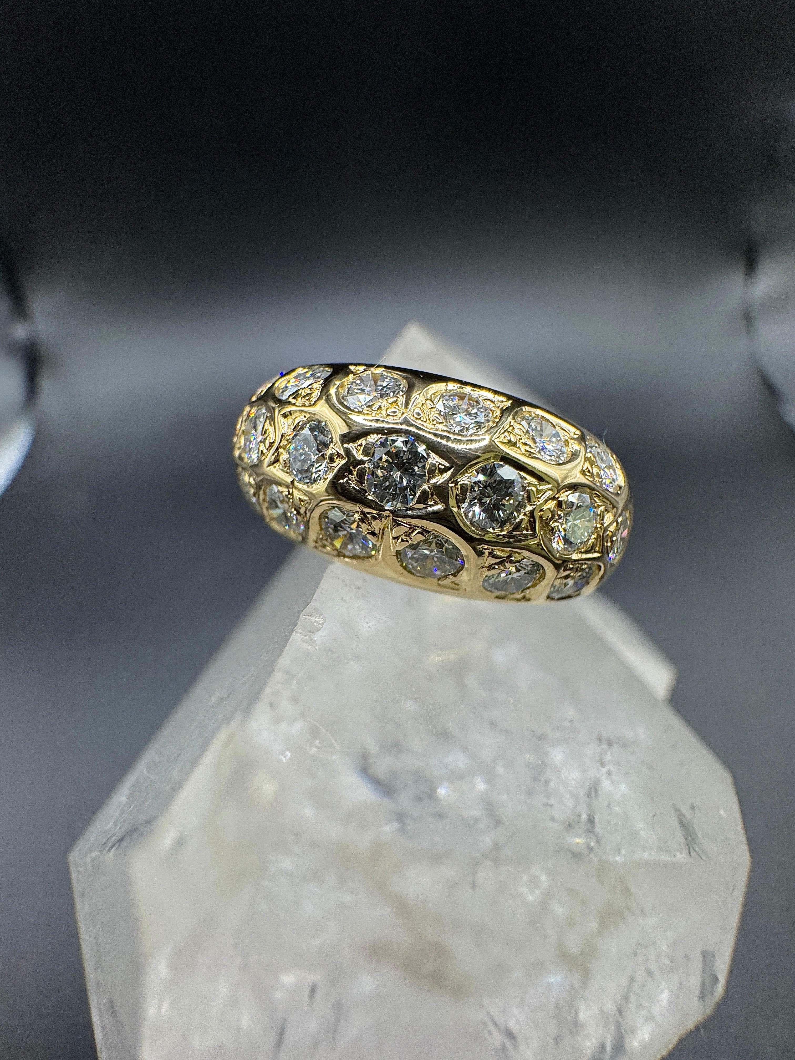 Stilvoller & breiter Ring in 18 Karat Gelbgold mit feinen Brillanten