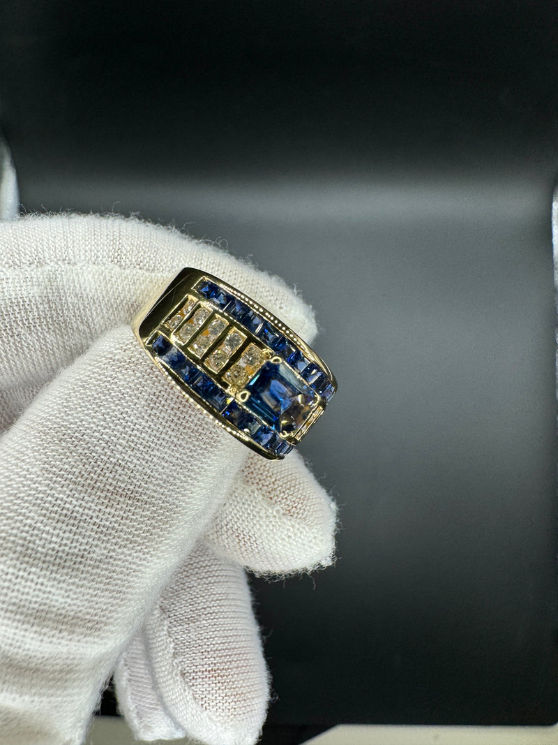 Ausgefallener Ring in 18 Karat Gelbgold mit leuchtend blauen Saphiren und Brillanten
