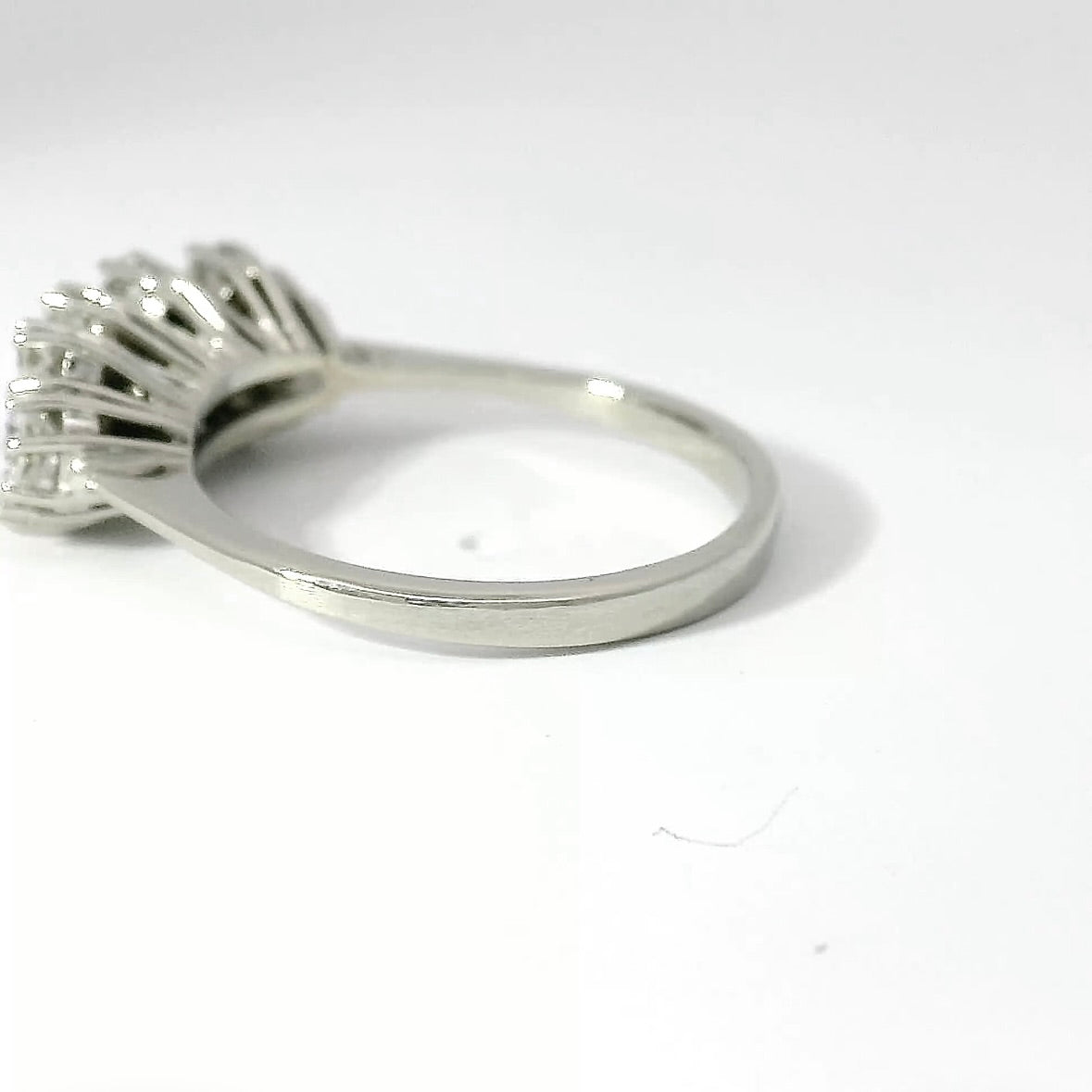 Luminous ring in 18 carat white gold with brilliant-cut & eight-cut diamonds