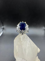Hochwertiger Ring in 18 Karat Weißgold mit blauem Saphir & Brillanten