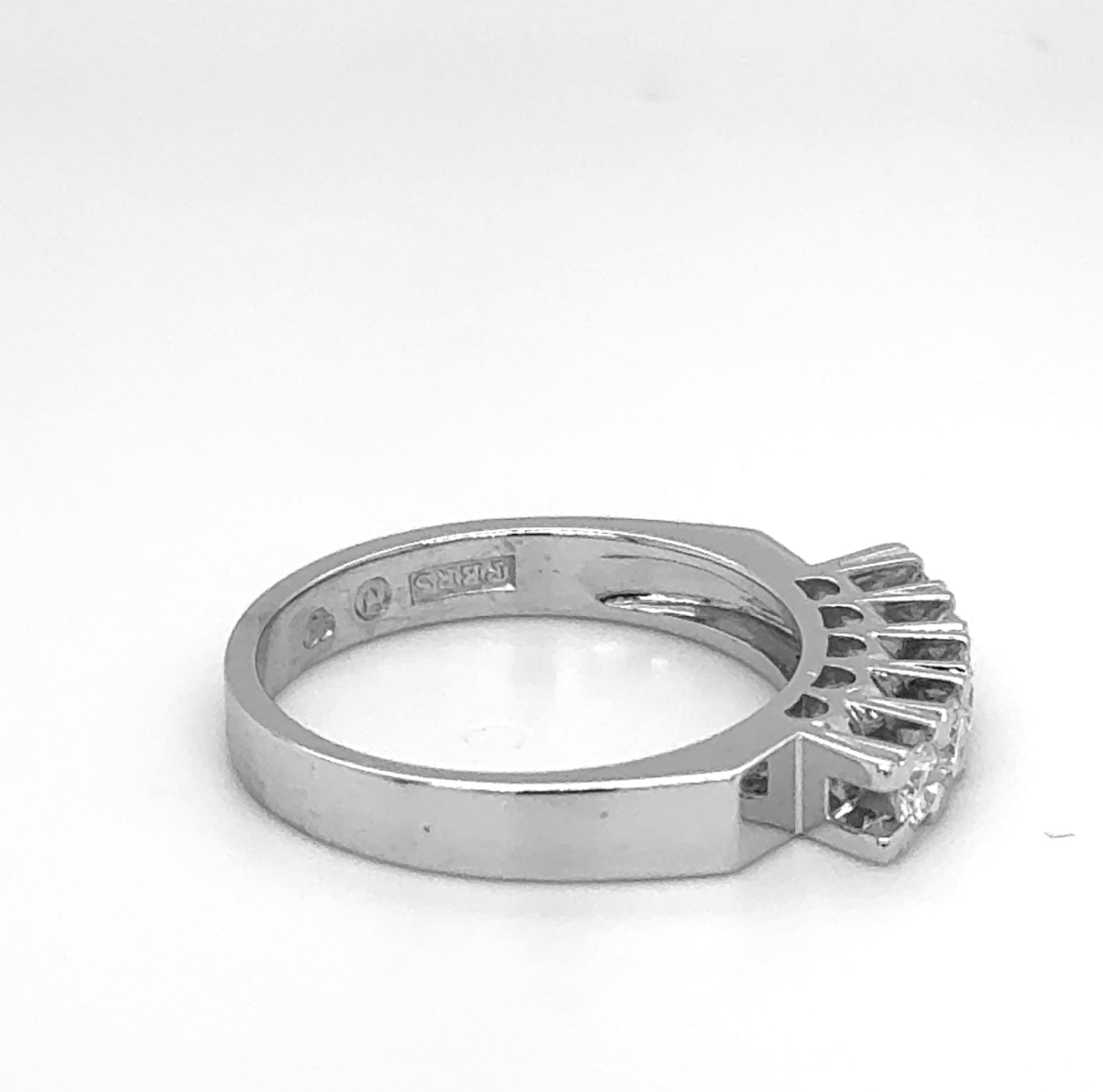 Edler Halbmemory Ring in 18 Karat Weißgold mit hochfeinen Brillanten
