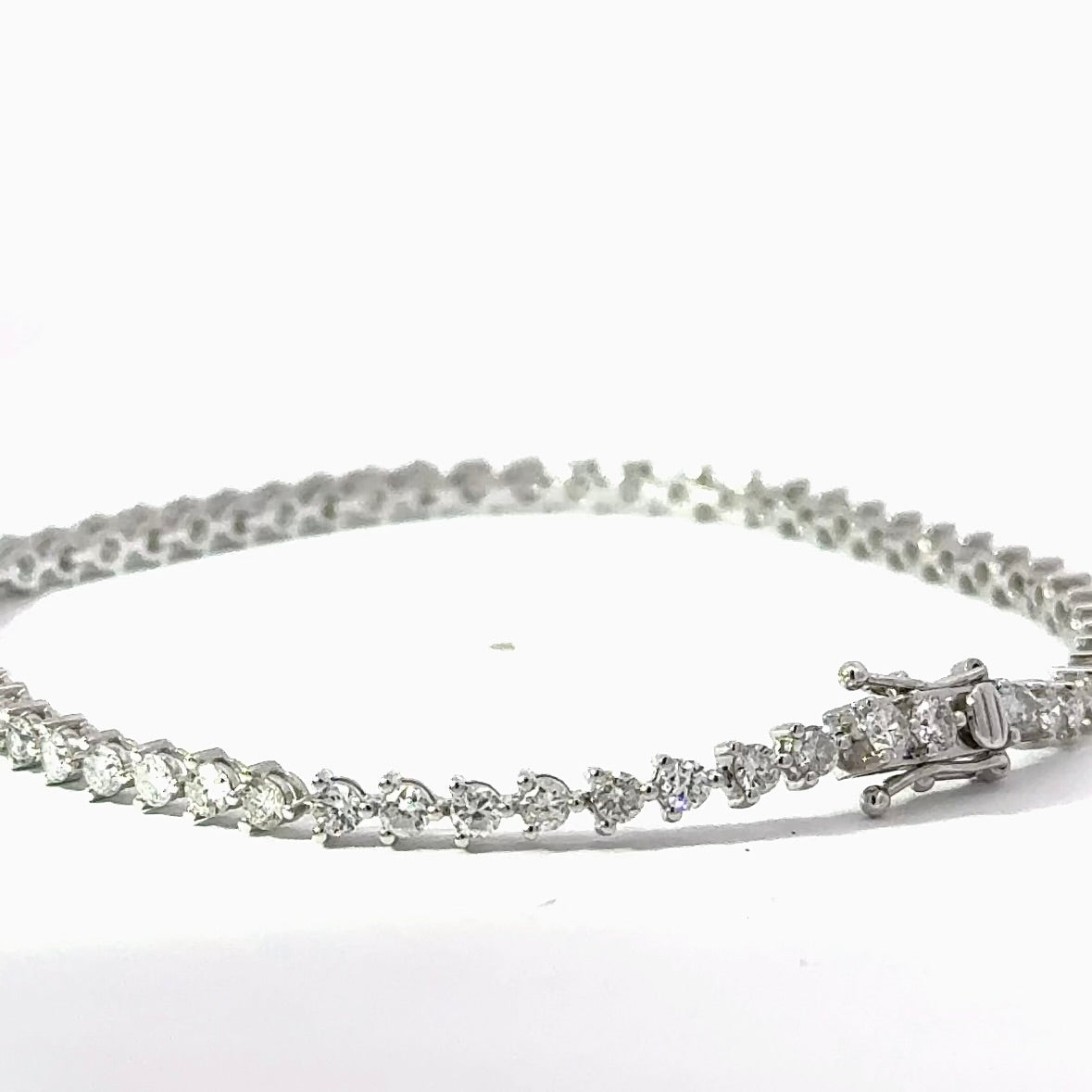 Modernes und zeitloses Tennisarmband in 900er Platin mit Brillanten