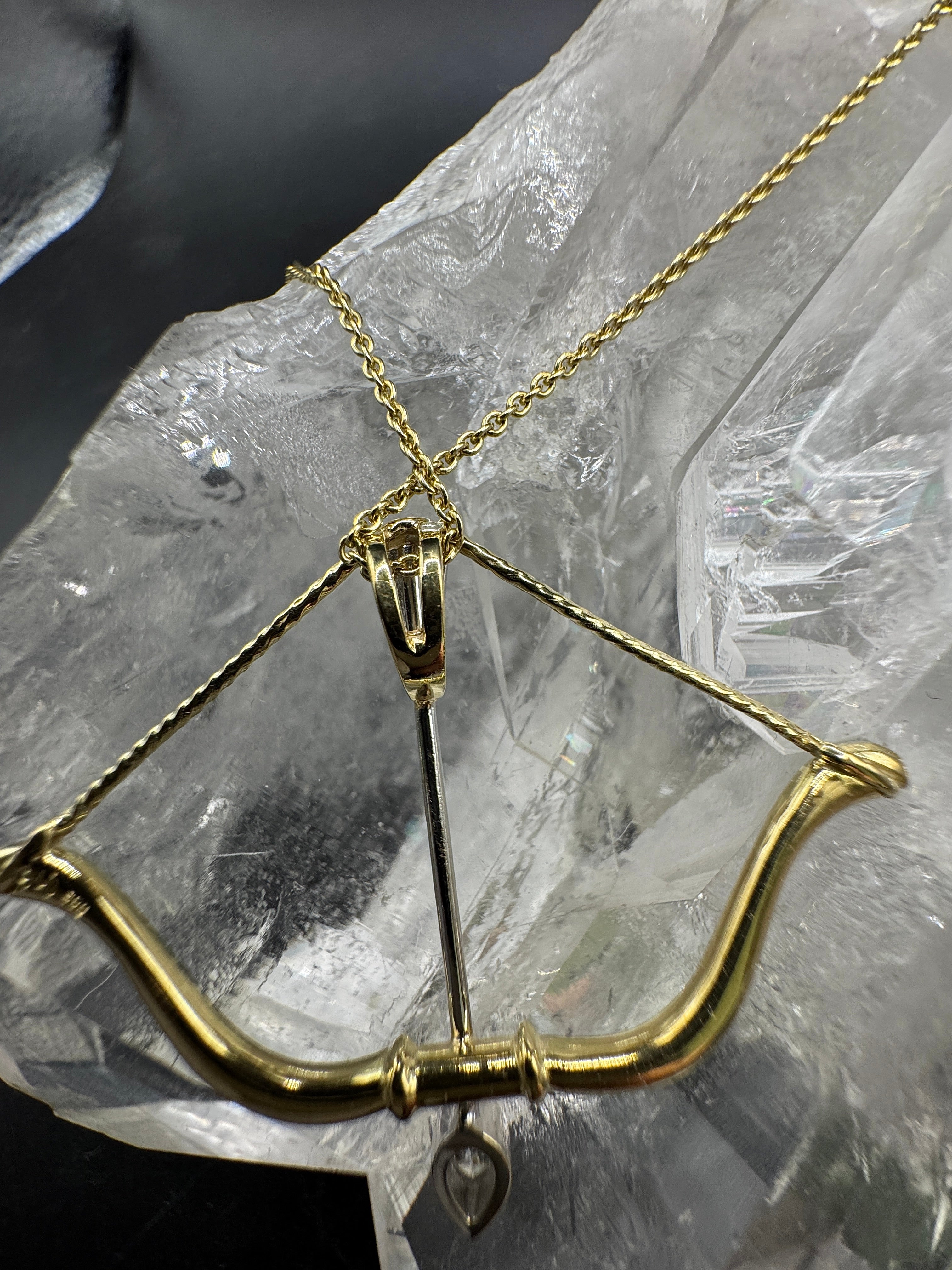 Amore Pfeil und Bogen in 14 Karat Gelbgold mit hochfeinen Brillant-Tropfen