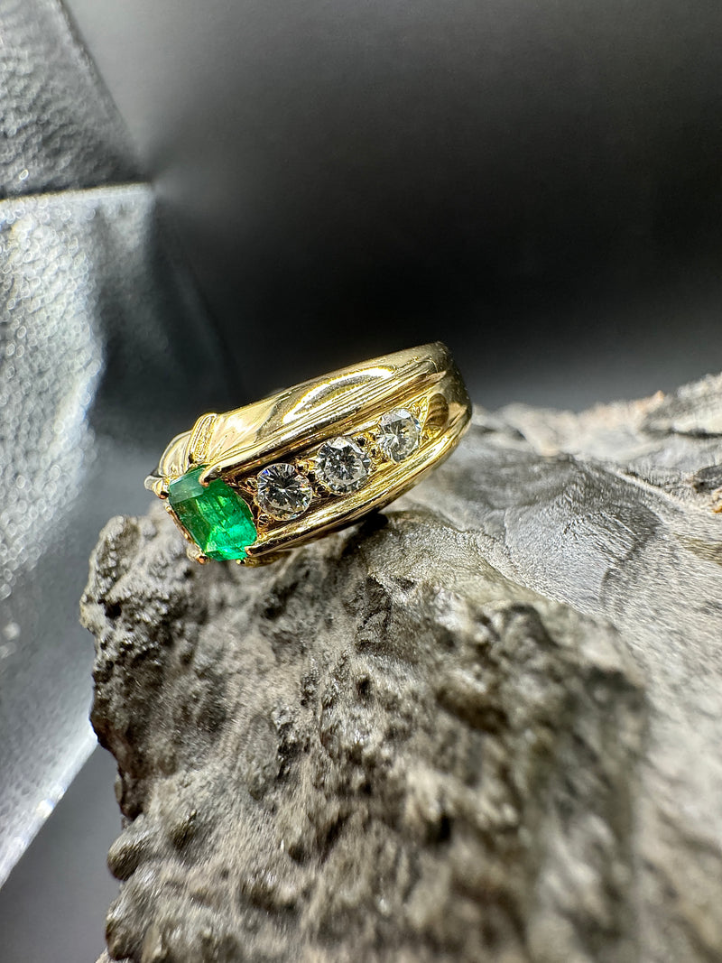 Leuchtender Ring in 18 Karat Gelbgold mit feinen Smaragd und Brillanten