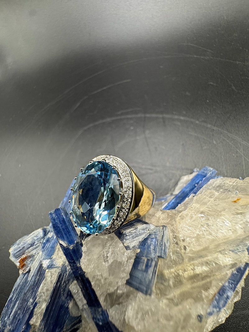 Edler Ring in 18 Karat Gelbgold mit augenreinem Aquamarin & Brillanten