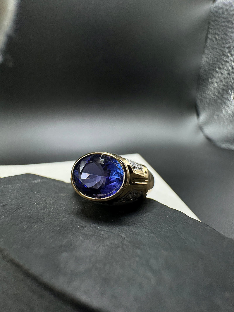 Stilvoller Ring in 14 Karat Gelbgold mit feinen Tansanit und Brillanten
