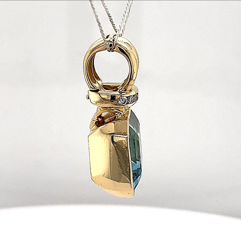 Edler Anhänger in 18 Karat Gelbgold mit seltenem Aquamarin & Brillanten
