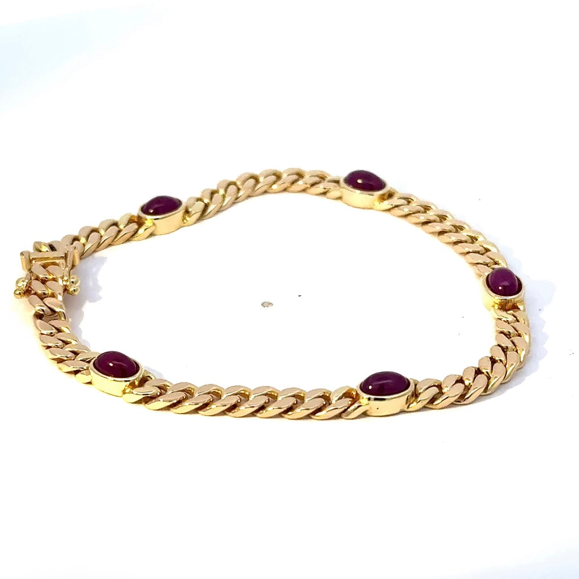 Zeitloses Armband in 14 Karat Gelbgold mit Rubin-Cabochons