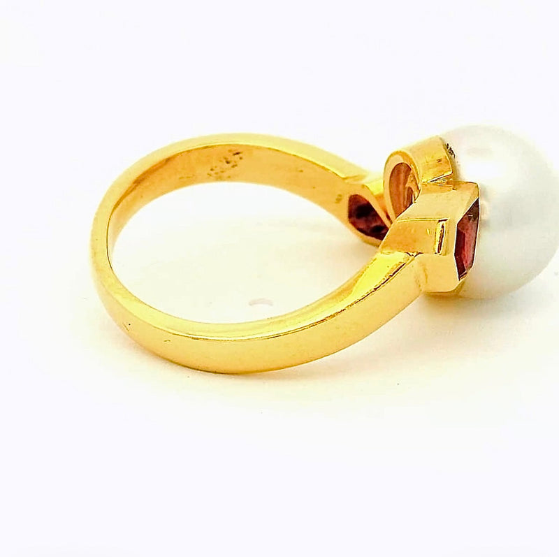 Edler Ring in 18 Karat Gelbgold mit Südseeperle und farbigen Saphiren