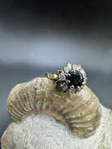 Zeitloser Ring in 14 Karat Gelb-& Weißgold mit blauem Saphir & Brillanten