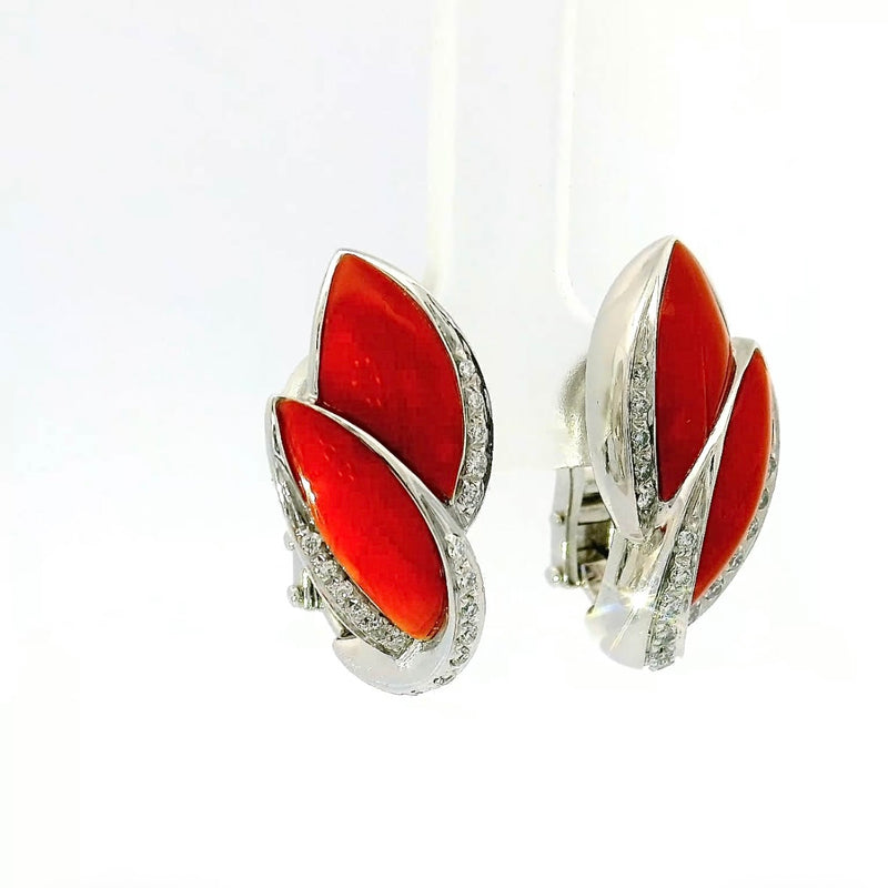 Hochwertige Ohrringe in 18 Karat Weißgold mit handgeschnitzter Koralle
