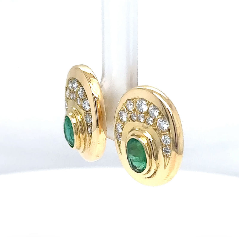 Handgefertigte Ohrstecker in 18 Karat Gelbgold mit feinen Smaragden & Brillanten