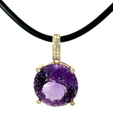 Moderner Anhänger in 14 Karat Gelbgold mit feinen Amethyst & Brillanten