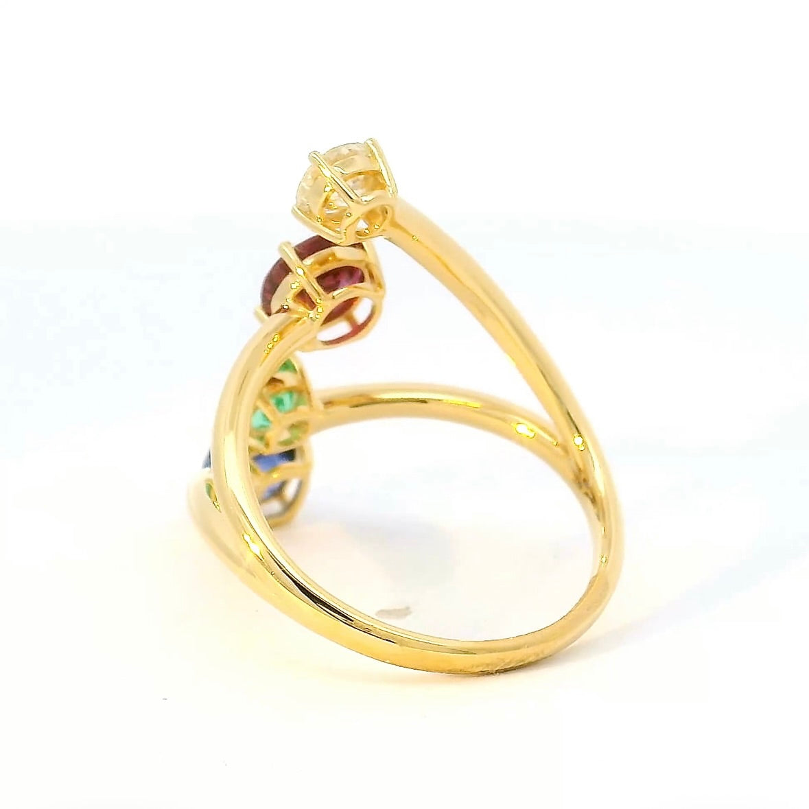 Aufregender Ring in 18 Karat Gelbgold mit Smaragd, Rubin, Saphir und Brillant