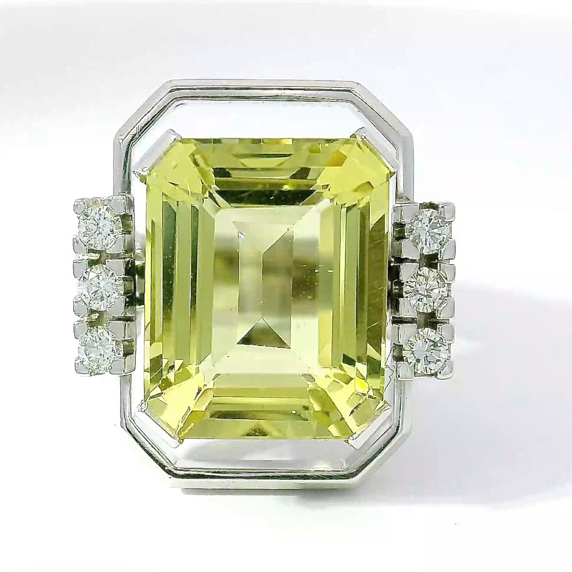 One-of-a-kind ring in 18 karat white gold with lemon quartz & brilliant-cut diamonds