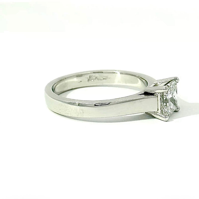 Massiver Solitär Ring in Platin mit hochfeinem Princess-Cut Brillanten