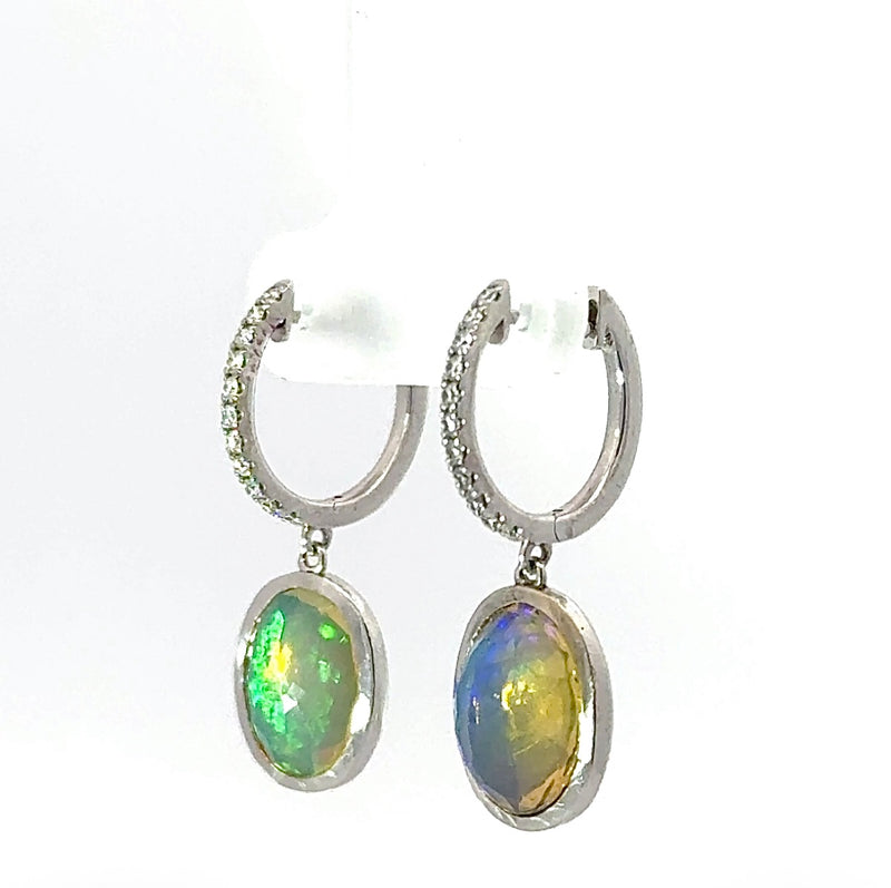 Moderne Opal Ohrringe in 14 Karat Weißgold mit feinen Brillanten
