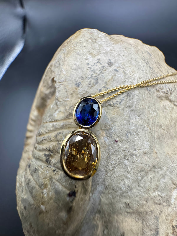 Edler Anhänger in 18 Karat Gelbgold mit hochfeinem Saphir & Fancy Brillant