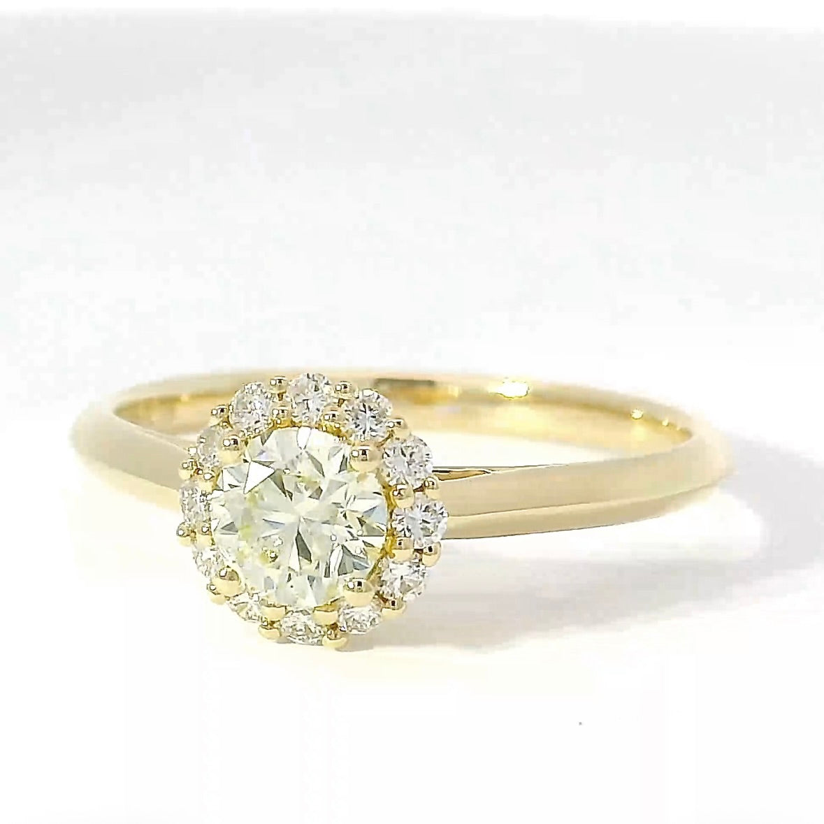 Moderner Ring in 14 Karat Gelbgold mit leuchtendem Brillanten