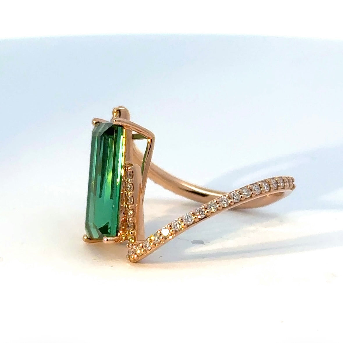 Eleganter Ring in 14 Karat Rosegold mit Lagoon-Turmalin & Brillanten