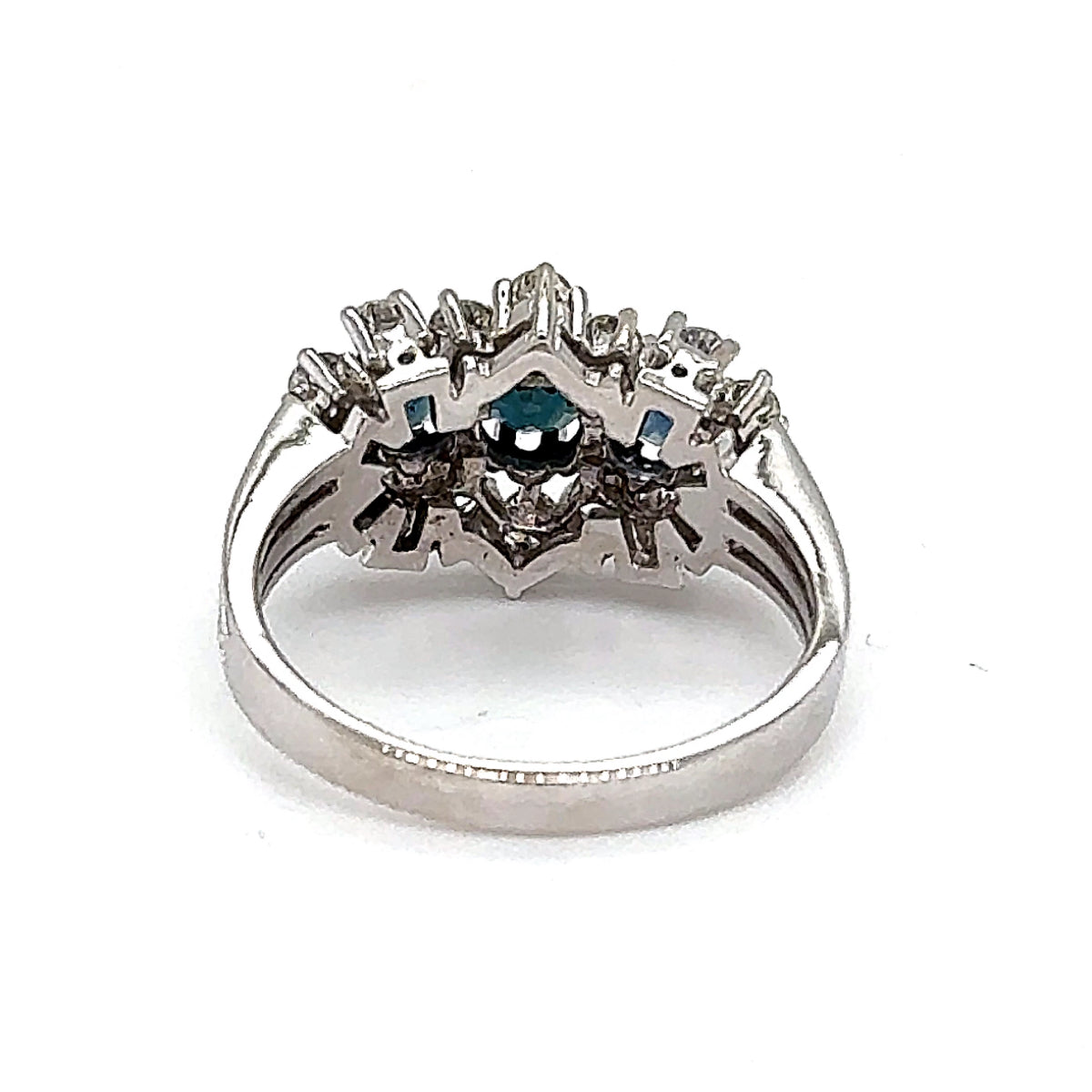 Dekorativer Ring in 14 Karat Weißgold mit feinen Saphiren & Brillanten