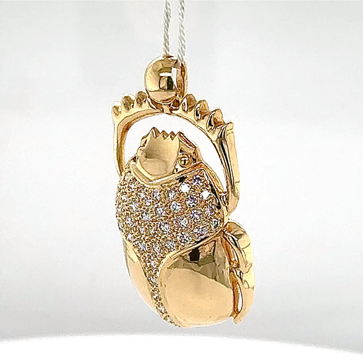 Beeindruckender Skarabäus Anhänger in 18 Karat Gelbgold mit hochfeinen Brillanten