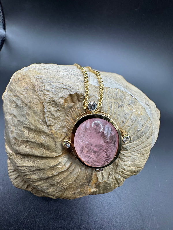 Eleganter Anhänger in 14 Karat Gelbgold mit rosa Morganit & Brillanten