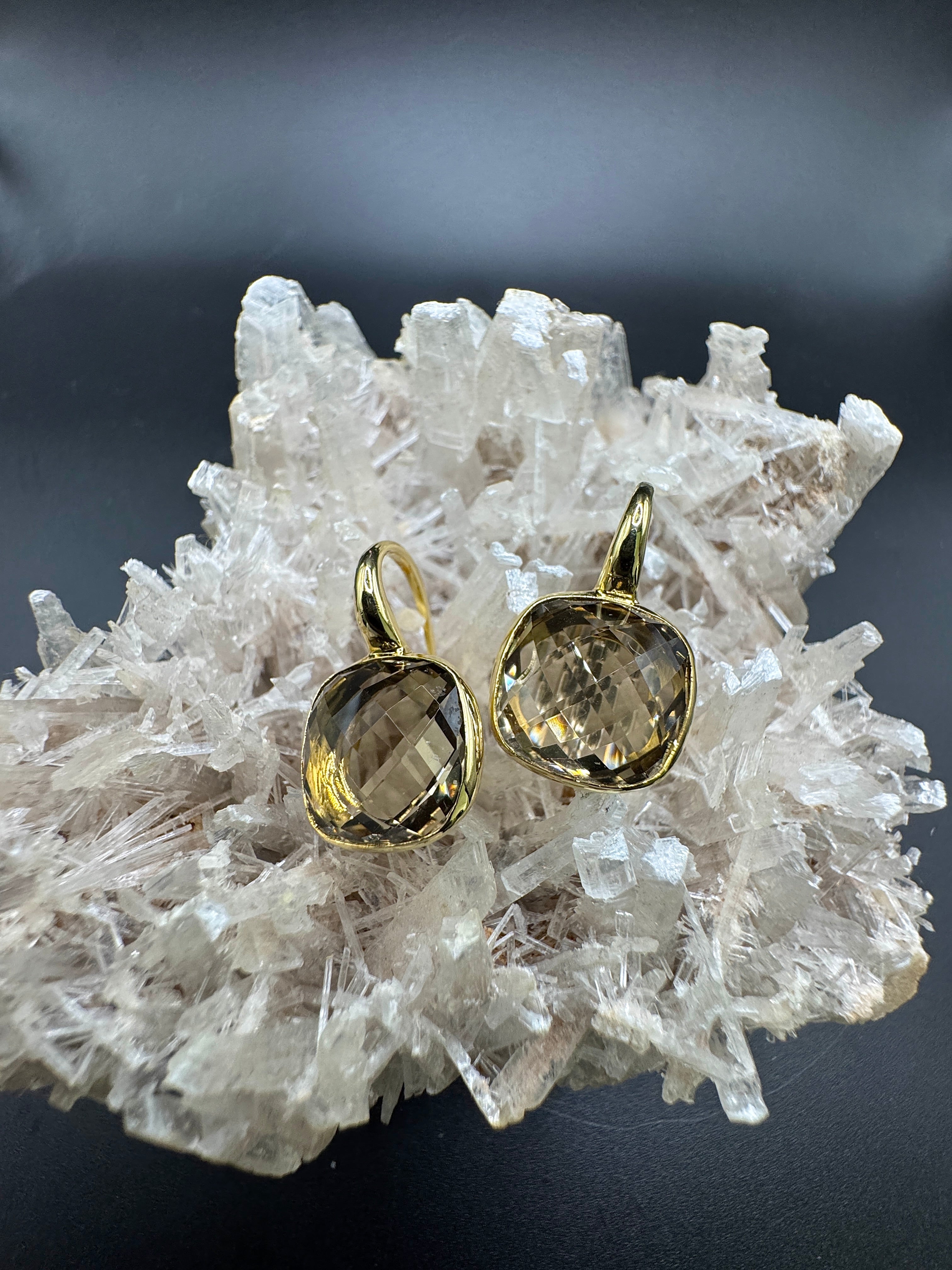 Elegante Kreolen in 18 Karat Gelbgold mit lebhaften Rauchquarzen