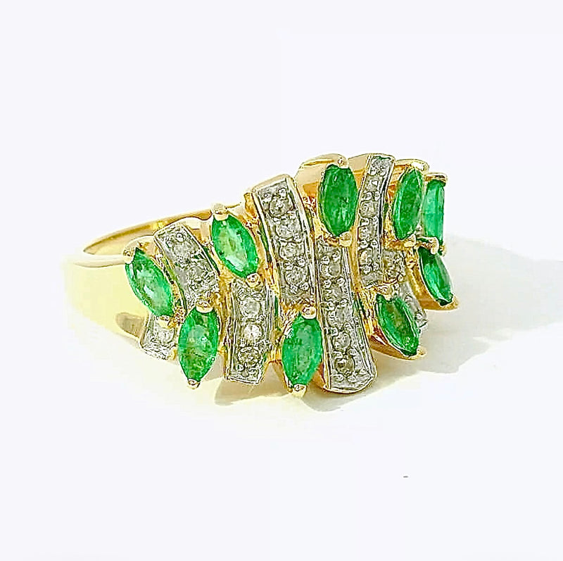 Lebhafter Ring in 14 Karat Gelbgold mit leuchtenden Smaragden und Diamanten