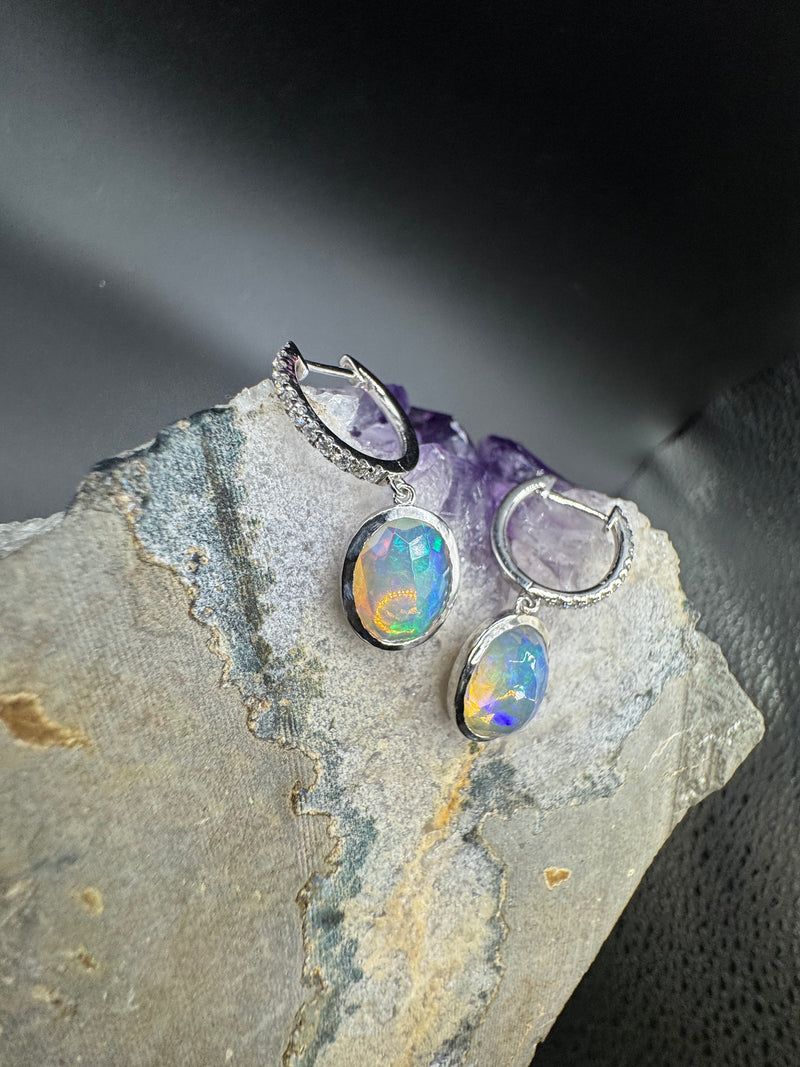 Moderne Opal Ohrringe in 14 Karat Weißgold mit feinen Brillanten