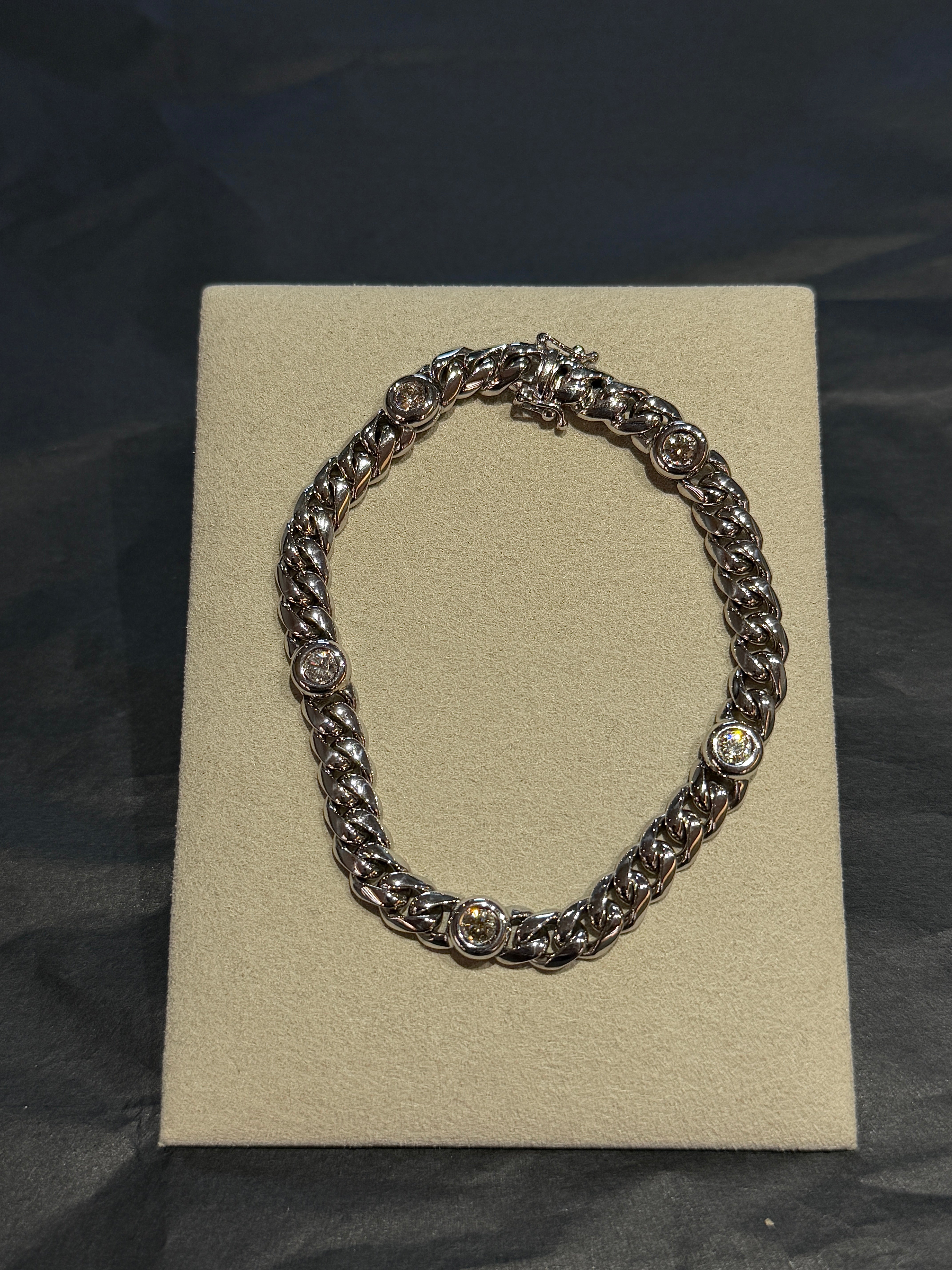 Timeless curb chain bracelet in 14 karat (585) white gold with brilliant-cut diamonds