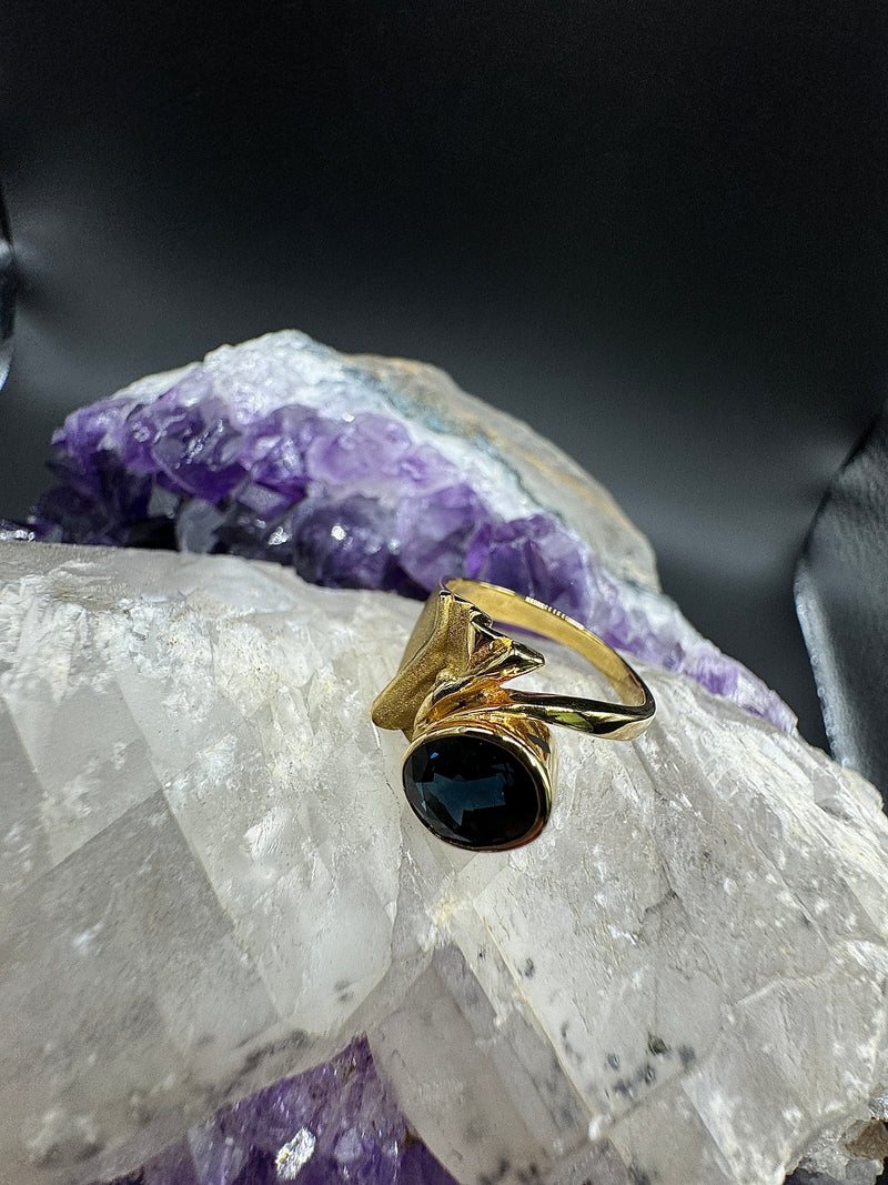 Original Ehinger Schwarz Ring in 18 Karat Gelbgold mit hochfeinen Saphir