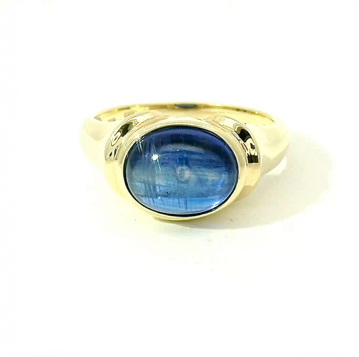 Zeitloser Ring in 9 Karat Gelbgold mit Saphir-Cabochon
