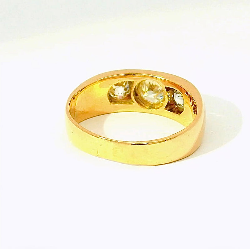 Zeitloser Vintage-Ring in 14 Karat Gelbgold mit drei Altschliff-Diamanten