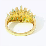 Lebhafter Ring in 14 Karat Gelbgold mit leuchtenden Smaragden und Diamanten