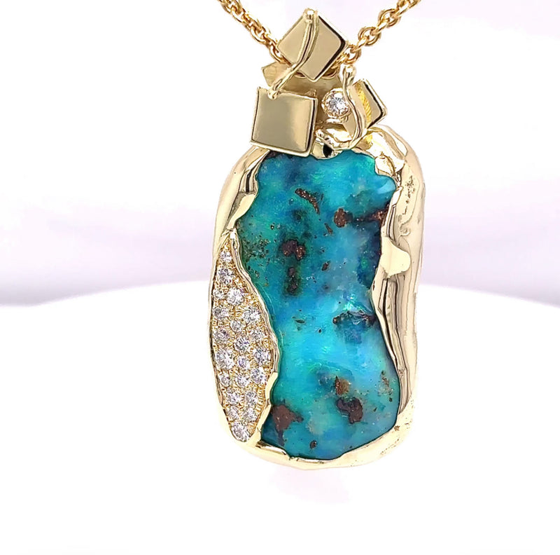 Handgefertigter Anhänger in 14 Karat Gelbgold mit australischem Opal & Brillanten