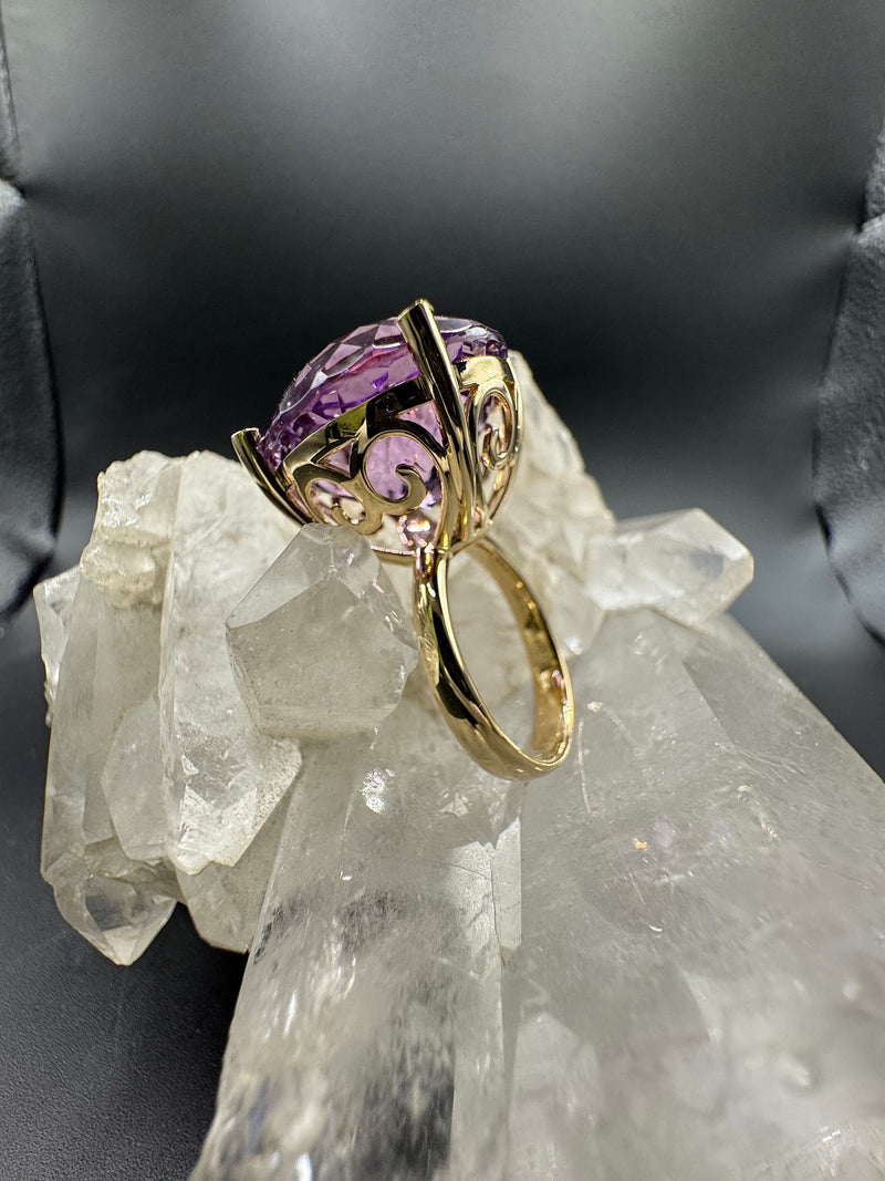 Moderner Amethyst Ring in 14 Karat Gelbgold mit feinen Brillanten