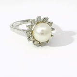 Zeitloser Entourage-Ring in 14 Karat Weißgold mit Akoya-Perle und Diamanten