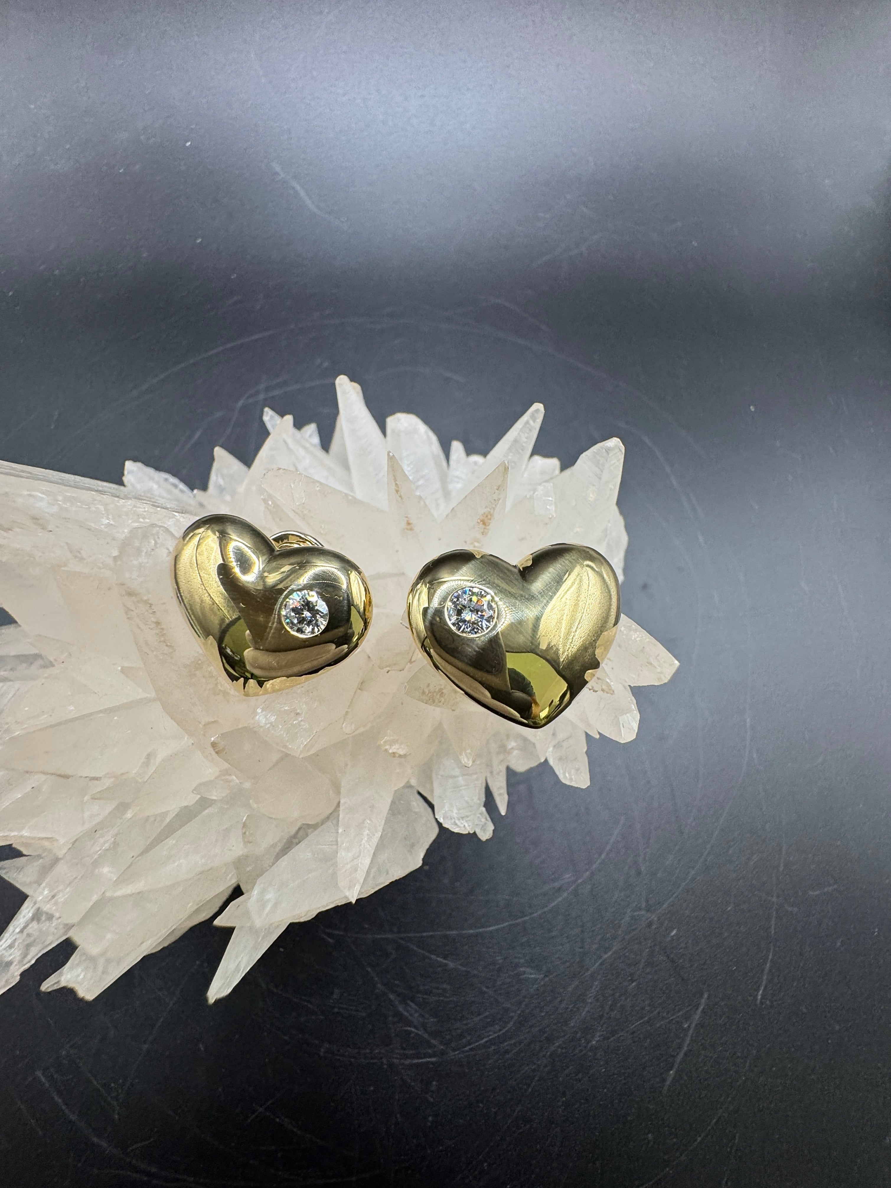 Edle Herz-Ohrringe in 18 Karat Gelbgold mit feinen Brillanten