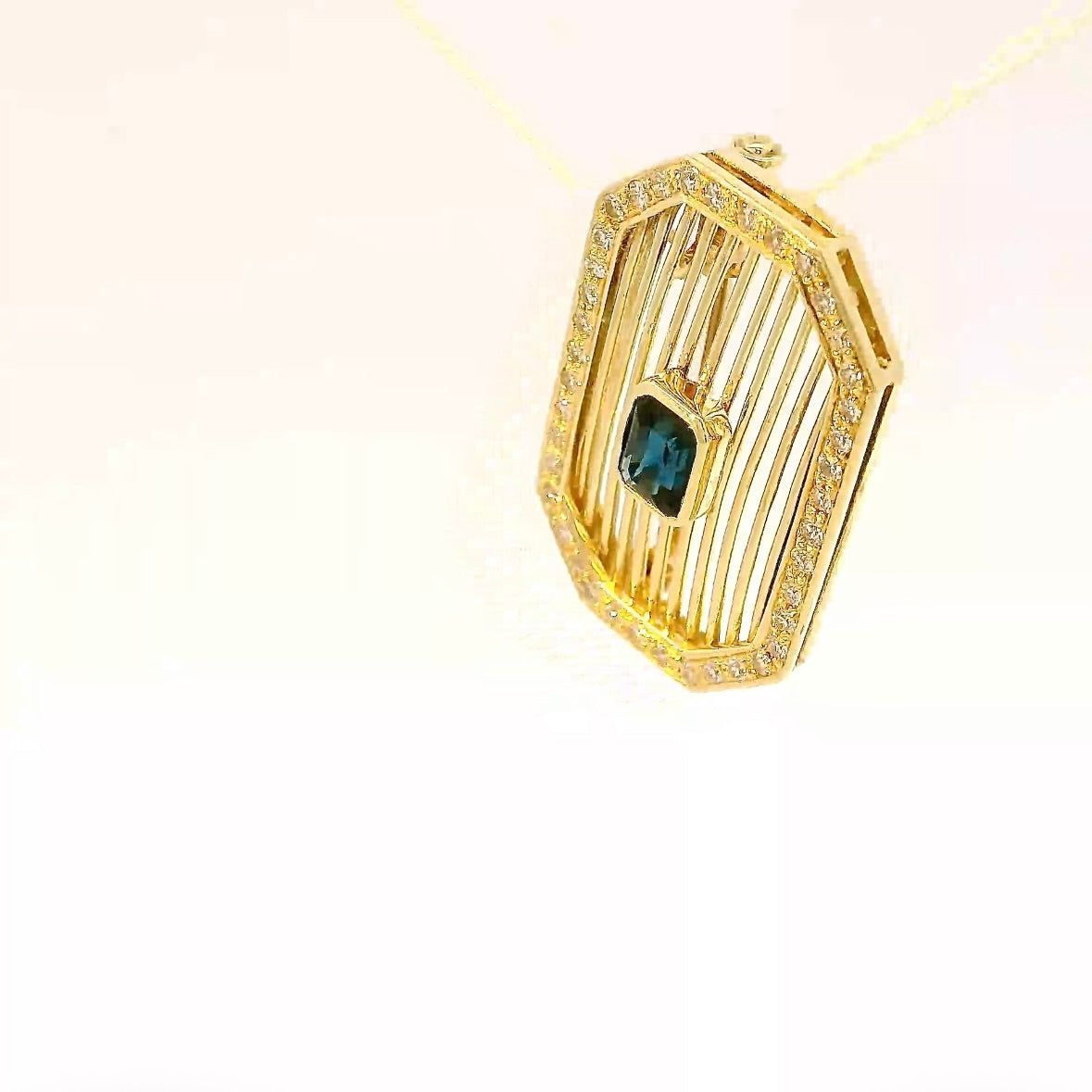 Elegante Brosche in 14 Karat Gelbgold mit Saphir & Diamanten