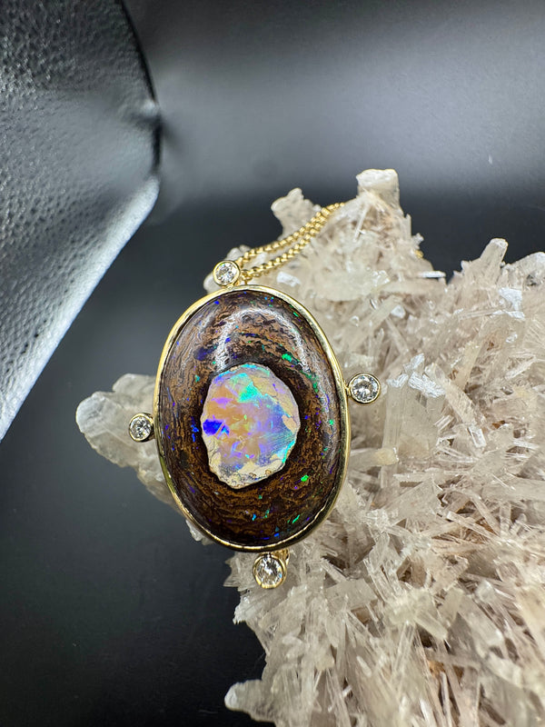Besonderer Opal Anhänger in 14 Karat Gelbgold mit feinen Brillanten