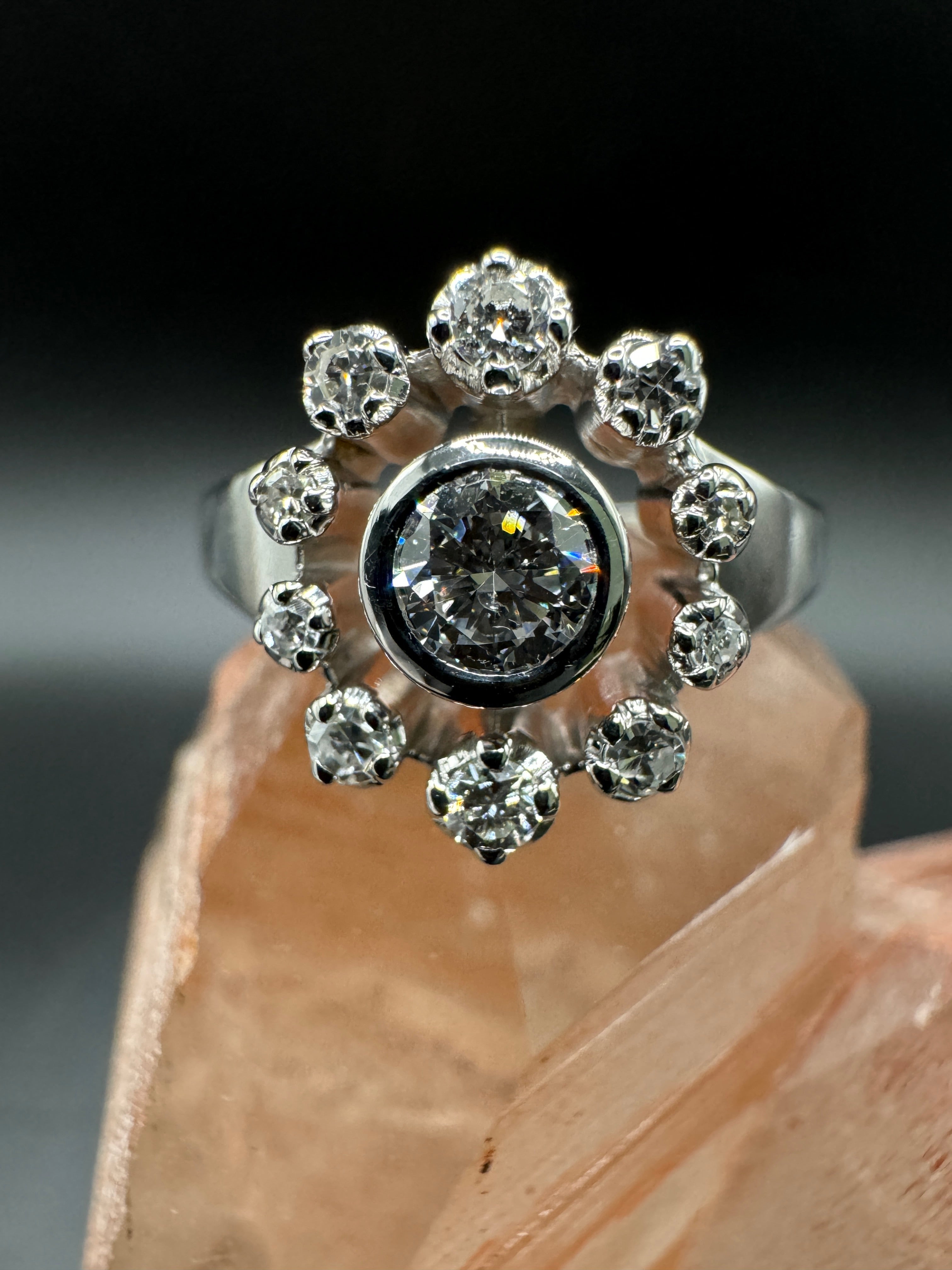 Stilvoller Ring in 18 Karat Weißgold mit feinen Brillanten